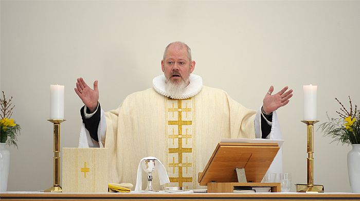 Gunnar við altarið