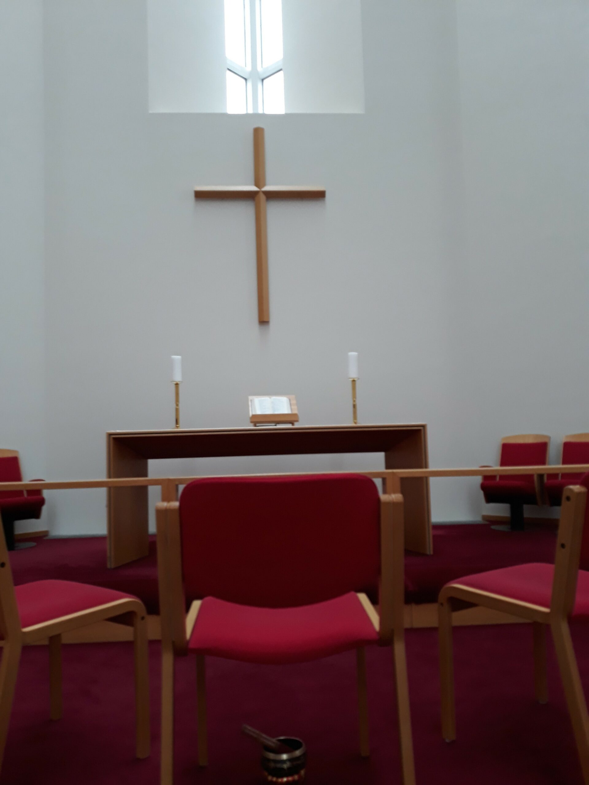 Kyrrd i Digraneskirkju stolar og kross 2018